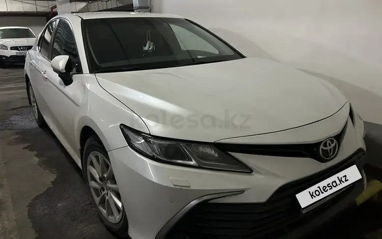 Toyota Camry 2021 года за 14 000 000 тг. в Алматы