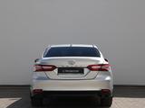 Toyota Camry 2020 года за 13 950 000 тг. в Астана – фото 4