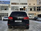 Volkswagen Touareg 2005 года за 4 600 000 тг. в Уральск – фото 4