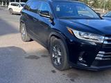 Toyota Highlander 2017 годаүшін17 500 000 тг. в Караганда – фото 2