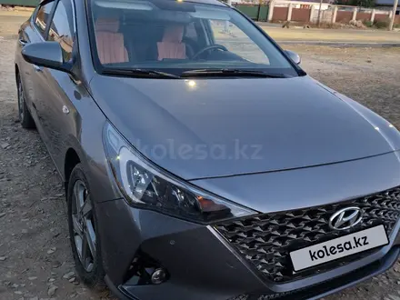 Hyundai Accent 2020 года за 7 400 000 тг. в Атырау – фото 2