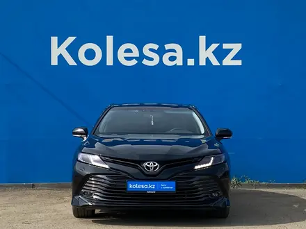 Toyota Camry 2019 года за 12 810 000 тг. в Алматы – фото 2