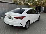 Hyundai Accent 2021 года за 7 150 000 тг. в Атбасар – фото 2