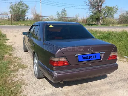 Mercedes-Benz E 220 1993 года за 1 800 000 тг. в Тараз – фото 2