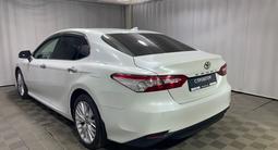 Toyota Camry Luxe 2020 года за 13 200 000 тг. в Алматы – фото 2