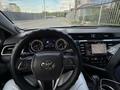 Toyota Camry 2019 года за 12 500 000 тг. в Атырау – фото 13