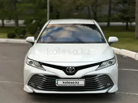 Toyota Camry 2019 года за 15 200 000 тг. в Караганда – фото 2
