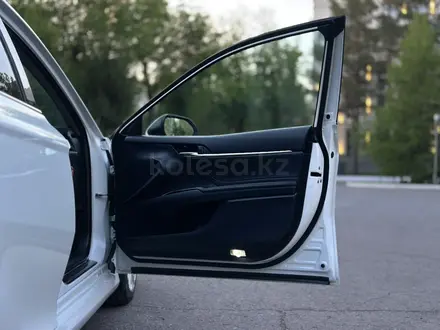 Toyota Camry 2019 года за 15 200 000 тг. в Караганда – фото 18