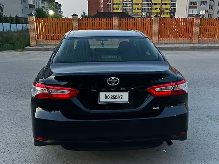 Toyota Camry 2018 года за 8 500 000 тг. в Актобе – фото 8