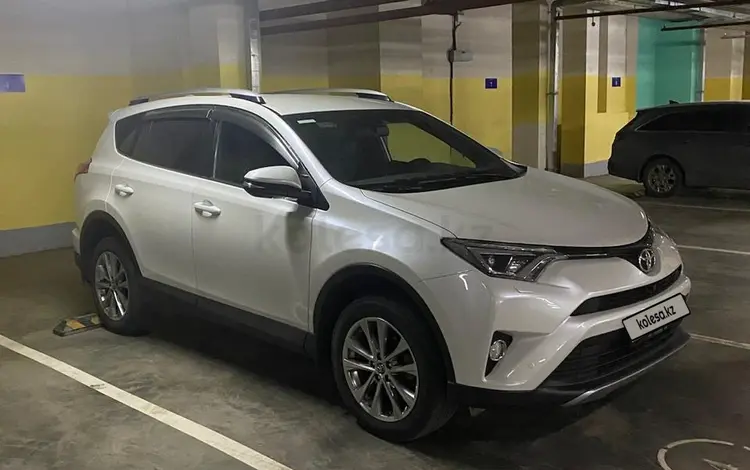 Toyota RAV4 2018 годаfor13 500 000 тг. в Астана