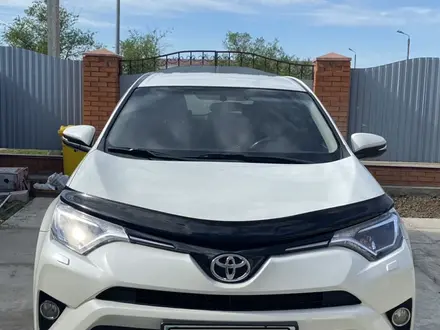 Toyota RAV4 2017 года за 10 500 000 тг. в Уральск – фото 2