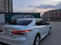 Toyota Camry 2021 года за 14 000 000 тг. в Актобе – фото 4