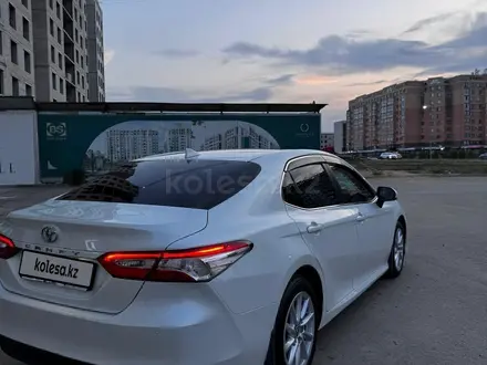 Toyota Camry 2021 года за 14 000 000 тг. в Актобе – фото 4