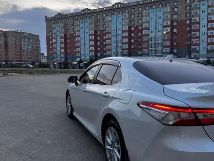 Toyota Camry 2021 года за 14 000 000 тг. в Актобе – фото 3