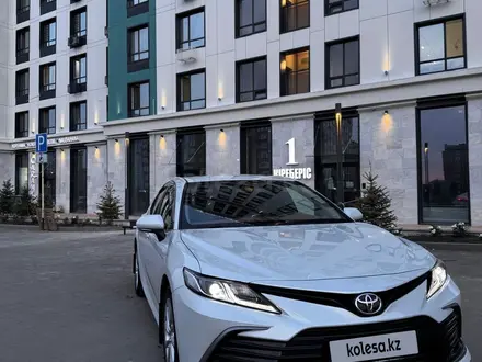Toyota Camry 2021 года за 14 000 000 тг. в Актобе – фото 2