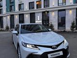 Toyota Camry 2021 года за 14 000 000 тг. в Актобе