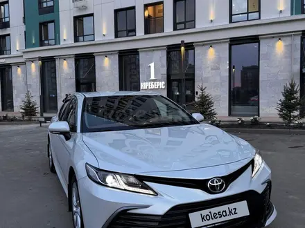 Toyota Camry 2021 года за 14 000 000 тг. в Актобе