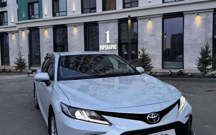 Toyota Camry 2021 года за 14 000 000 тг. в Актобе