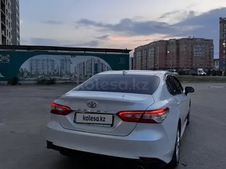 Toyota Camry 2021 года за 14 000 000 тг. в Актобе – фото 5