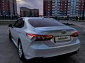 Toyota Camry 2021 года за 14 000 000 тг. в Актобе – фото 7