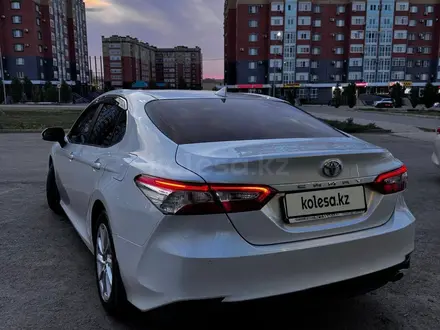 Toyota Camry 2021 года за 14 000 000 тг. в Актобе – фото 7