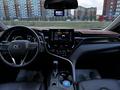 Toyota Camry 2021 года за 14 000 000 тг. в Актобе – фото 9