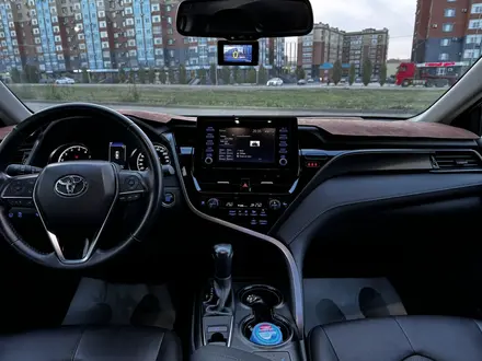 Toyota Camry 2021 года за 14 000 000 тг. в Актобе – фото 9