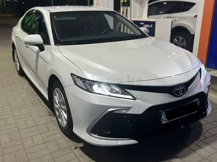 Toyota Camry 2021 года за 16 500 000 тг. в Актобе – фото 5