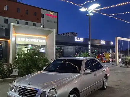 Mercedes-Benz E 320 1999 года за 4 350 000 тг. в Атырау – фото 2