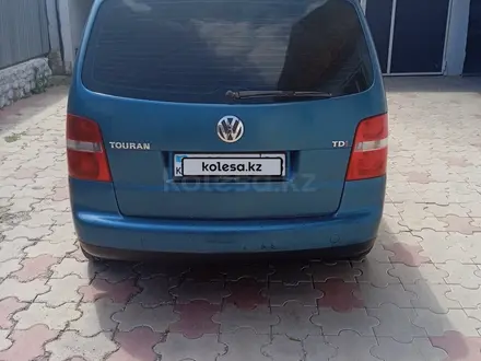Volkswagen Touran 2003 года за 3 500 000 тг. в Мерке – фото 3