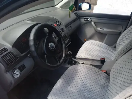 Volkswagen Touran 2003 года за 3 500 000 тг. в Мерке – фото 4