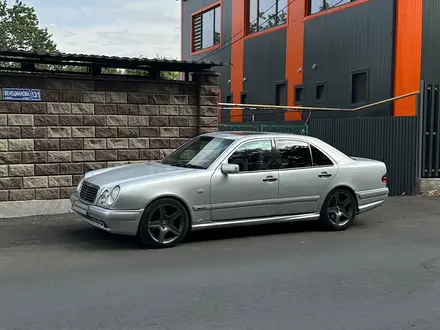 Mercedes-Benz E 320 1996 года за 2 700 000 тг. в Алматы