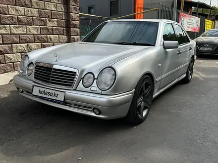 Mercedes-Benz E 320 1996 года за 2 700 000 тг. в Алматы – фото 2