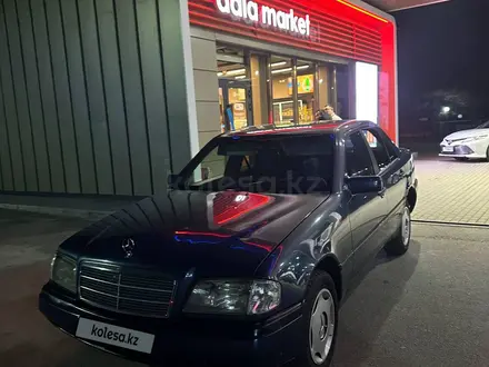 Mercedes-Benz C 180 1994 года за 1 650 000 тг. в Семей – фото 2