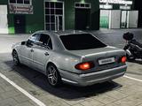 Mercedes-Benz E 280 1996 года за 2 400 000 тг. в Актобе – фото 2