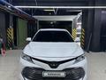 Toyota Camry 2020 года за 13 500 000 тг. в Алматы – фото 2