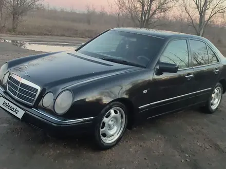 Mercedes-Benz E 230 1997 года за 2 500 000 тг. в Семей – фото 2