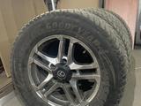 Зимняя резина с дисками, диски с шинами в комплекте, 285-60-R18 за 350 000 тг. в Актобе