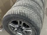 Зимняя резина с дисками, диски с шинами в комплекте, 285-60-R18 за 350 000 тг. в Актобе – фото 2