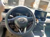 Toyota RAV4 2021 года за 17 999 000 тг. в Уральск – фото 4
