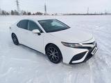 Toyota Camry 2021 года за 15 500 000 тг. в Костанай – фото 2