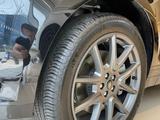 Диски на Range Rover вилар оригинальные вместе с резиной почти новые. за 800 000 тг. в Алматы – фото 3