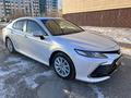 Toyota Camry 2022 года за 16 500 000 тг. в Актобе – фото 2