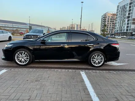 Toyota Camry 2019 года за 14 500 000 тг. в Астана – фото 7