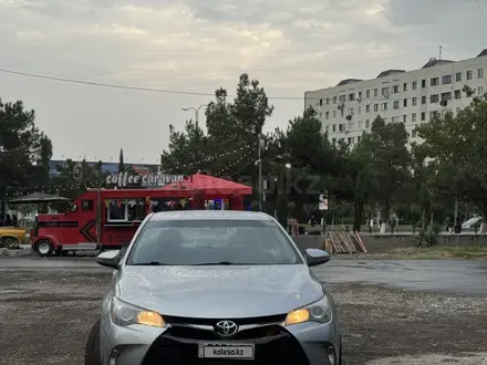 Toyota Camry 2016 года за 6 600 000 тг. в Уральск – фото 2