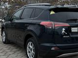 Toyota RAV4 2017 года за 11 500 000 тг. в Актау – фото 2