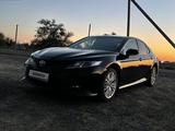 Toyota Camry 2019 года за 11 000 000 тг. в Атырау – фото 2