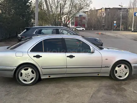 Mercedes-Benz E 320 1998 года за 2 803 000 тг. в Астана – фото 4