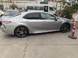 Toyota Camry 2018 года за 10 000 000 тг. в Атырау – фото 2