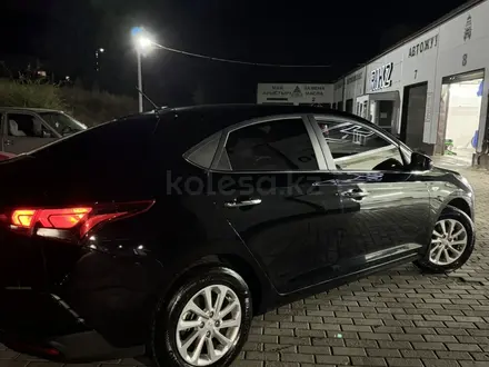 Hyundai Accent 2021 года за 8 500 000 тг. в Караганда – фото 2